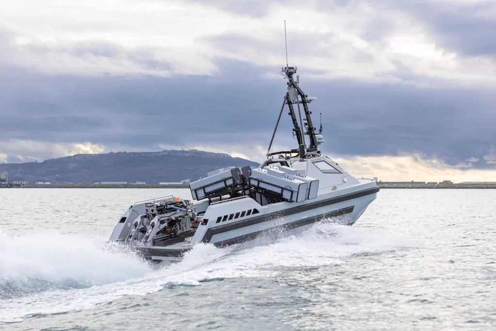 Uncrewed surface vessel with launchers running at speed